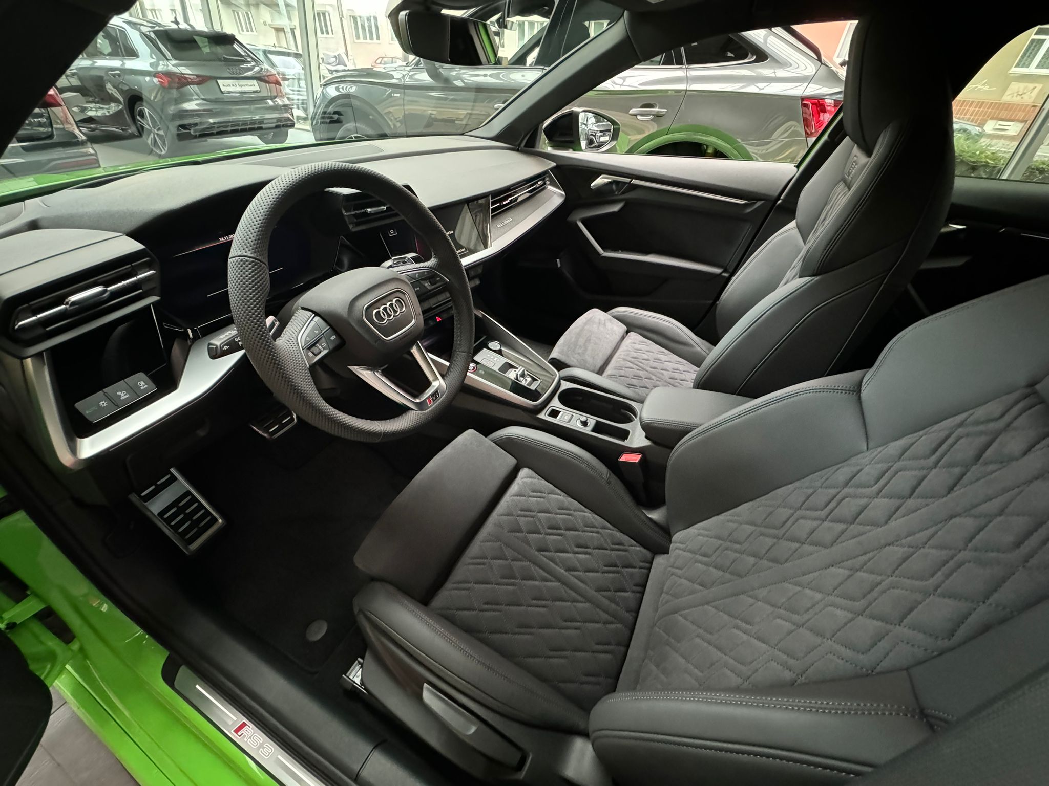 Audi RS3 limuzína | nové auto skladem | sportovní auto | 400 koní | zelená metalíza | super cena | ihned k předání | nákup online na AUTOiBUY.com